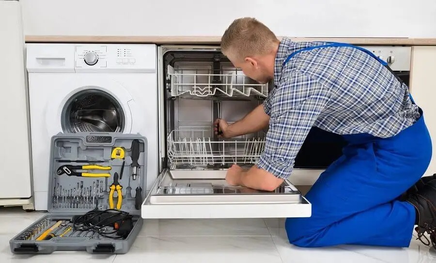 Bağcılar Maytag servisi teknisyen ekibi beyaz eşya tamiri yaparken